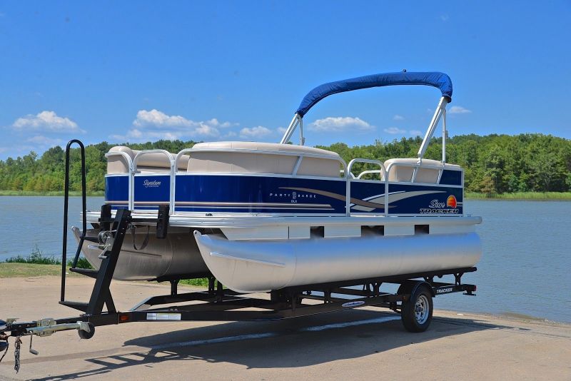 Sun Tracker Party Barge 18 DLX